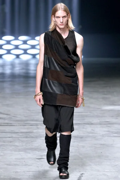 Look 16